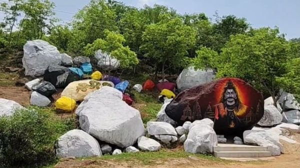 The beautiful paintings made on the rocks of Ganesh Ghat of Dhamtari became the center of attraction