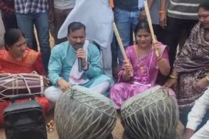 Khairagarh: MLA Yashoda Verma's unique protest against potholes