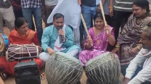 Khairagarh: MLA Yashoda Verma's unique protest against potholes