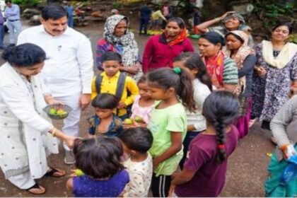 When Chief Minister Dr. Yadav bought mangoes from the women of Bariam village...
