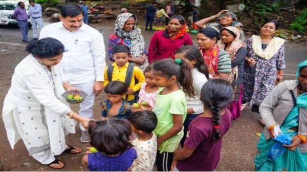 When Chief Minister Dr. Yadav bought mangoes from the women of Bariam village...