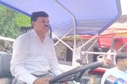 Under the Chief Minister Tractor Distribution Scheme of Jharkhand Government, a grand program was organized in the Tasar Center premises of Lohardaga on Monday.