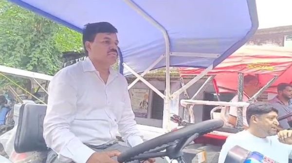 Under the Chief Minister Tractor Distribution Scheme of Jharkhand Government, a grand program was organized in the Tasar Center premises of Lohardaga on Monday.