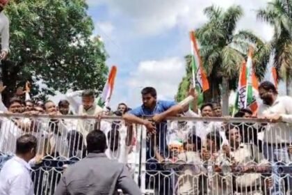 Congress gheraoed the Municipal Corporation office in Chirmiri