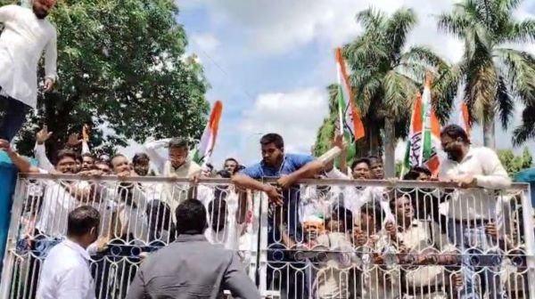 Congress gheraoed the Municipal Corporation office in Chirmiri