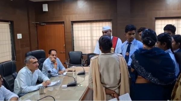 Children of Atmanand School, struggling with the shortage of teachers, reached the Collectorate