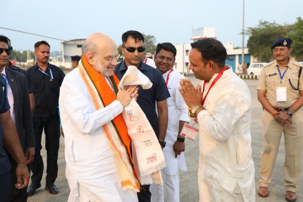 Workers welcomed Amit Shah at Bhopal airport