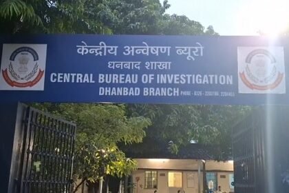 cbi-arrests-cmpf-officer-and-assistant-in-dhanbad-for-accepting-bribe