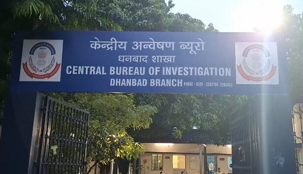 cbi-arrests-cmpf-officer-and-assistant-in-dhanbad-for-accepting-bribe