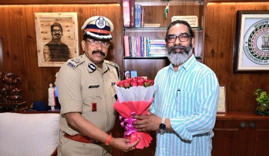 hemant-soren-police-officers-meeting