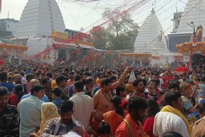 देवघर और पलामू के धार्मिक स्थलों में भीड़