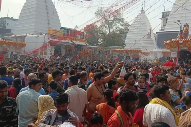 देवघर और पलामू के धार्मिक स्थलों में भीड़