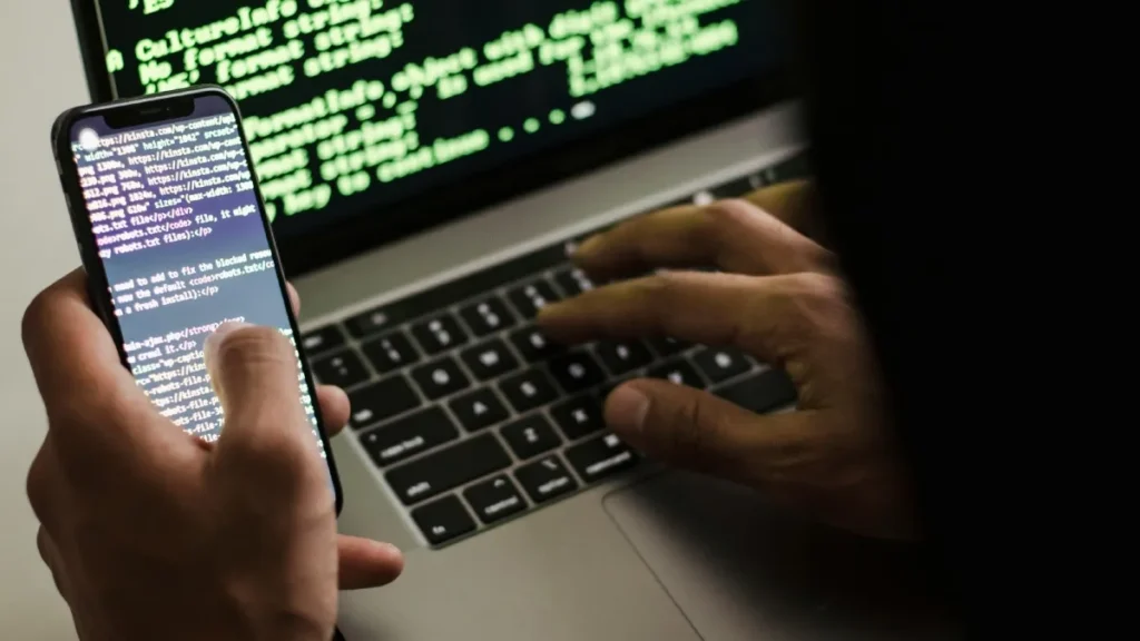 इंदौर जिला अदालत के बैंक खाते से निकाले 64 लाख, पिता-पुत्र को किया गिरफ्तार