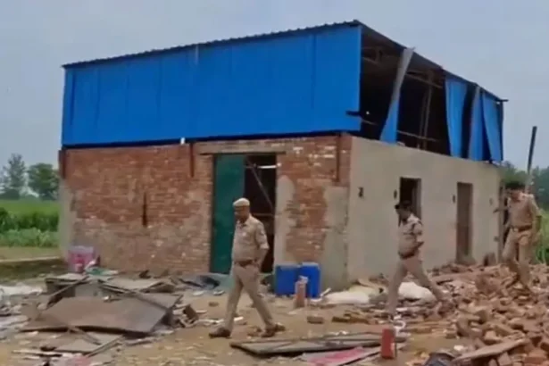 उत्तर प्रदेश में पटाखा फैक्टरी में बड़ा धमाका: चार महिलाओं की मौत, 12 घायल