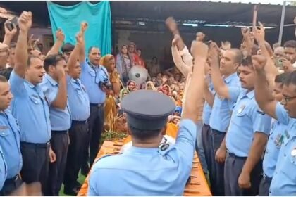 एयरफोर्स अफसर को दी गई तिरंगे में अंतिम विदाई