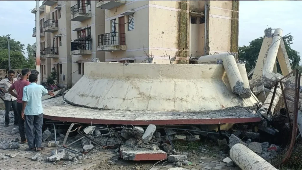 ओवरहेड टैंक गिरा