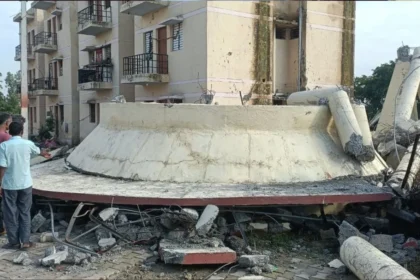 ओवरहेड टैंक गिरा