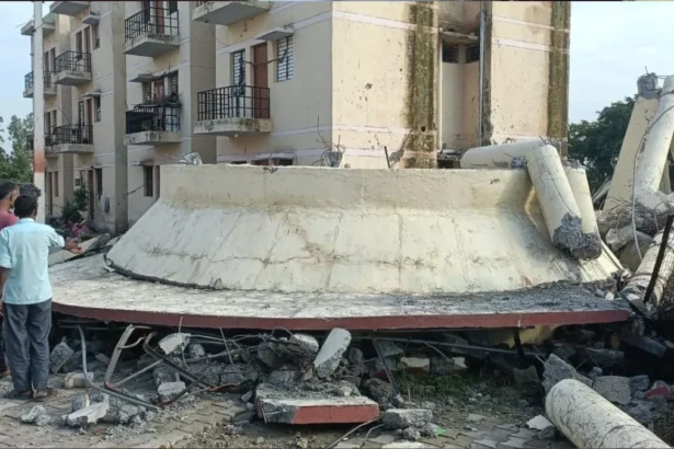 ओवरहेड टैंक गिरा