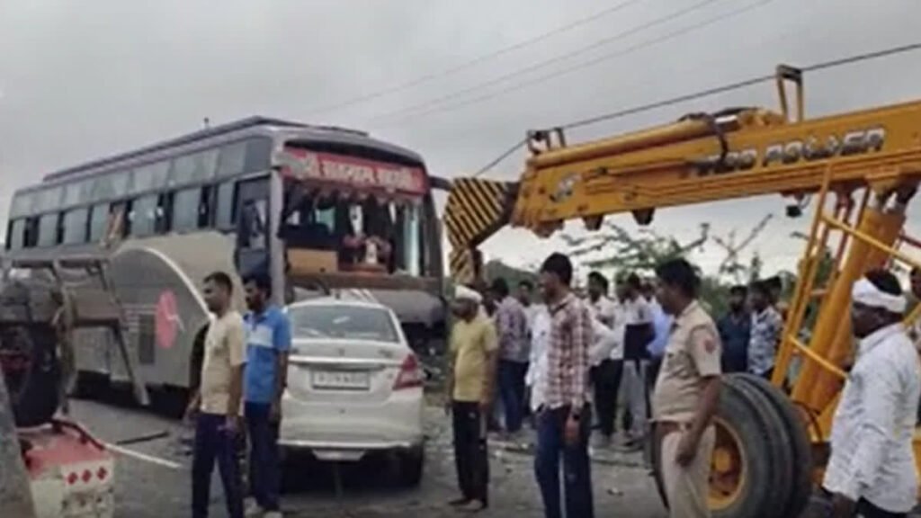 धार्मिक यात्रा पर जा रही बस दुर्घटनाग्रस्त