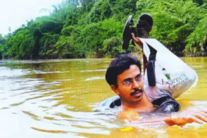 नदी पार कर स्कूल जाना केरल