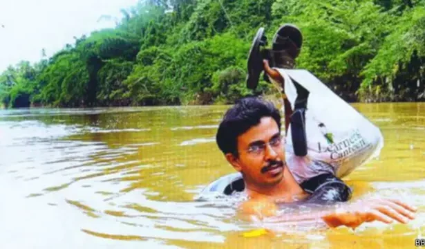 नदी पार कर स्कूल जाना केरल