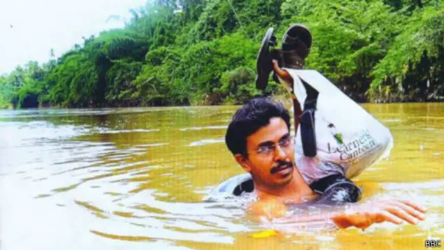 नदी पार कर स्कूल जाना केरल