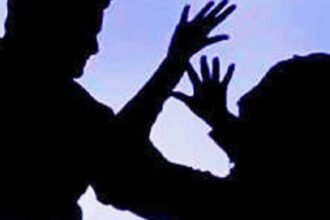 भिंड में बेटे के प्रेम प्रसंग पर पिता की बेरहमी से पिटाई
