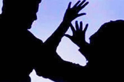 भिंड में बेटे के प्रेम प्रसंग पर पिता की बेरहमी से पिटाई