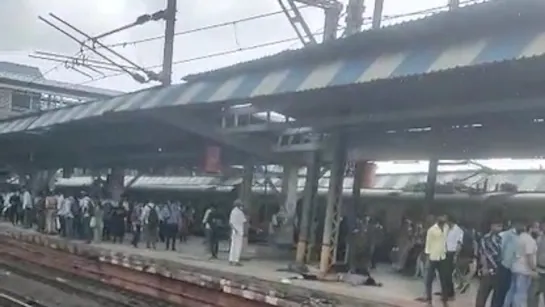 मुंबई लोकल ट्रेन हादसा