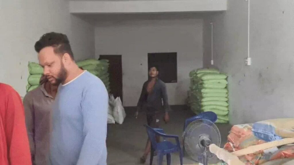 रीवा में नकली खाद से भरा ट्रक जब्त