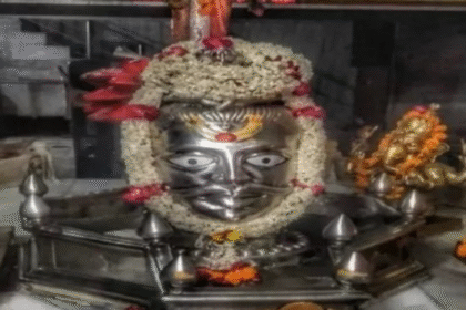 आगरा के मनकामेश्वर मंदिर में बना चांदी का रजत द्वार