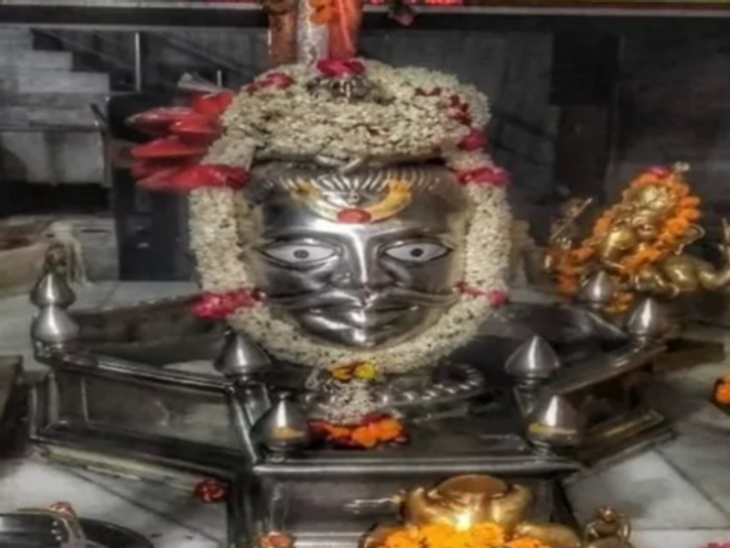 आगरा के मनकामेश्वर मंदिर में बना चांदी का रजत द्वार