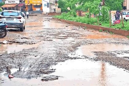 ग्वालियर में बारिश ने खोली सड़कों की पोल: 27 दिन में ड्रेनेज सिस्टम फेल, हर मोड़ पर जानलेवा गड्ढे