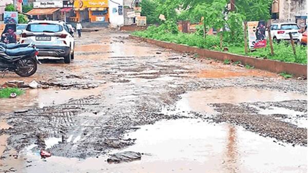 ग्वालियर में बारिश ने खोली सड़कों की पोल: 27 दिन में ड्रेनेज सिस्टम फेल, हर मोड़ पर जानलेवा गड्ढे