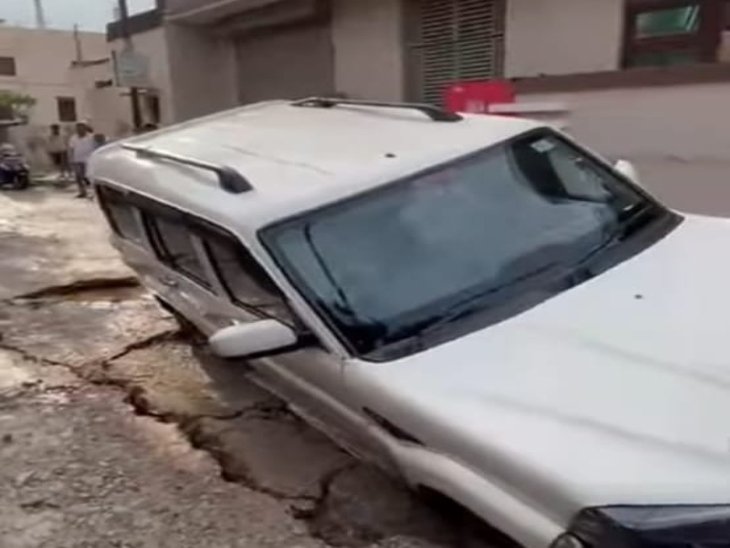 ग्वालियर में भारी बारिश का कहर: दर्पण कॉलोनी में धंसी सड़क, नदियां-झरने उफान पर