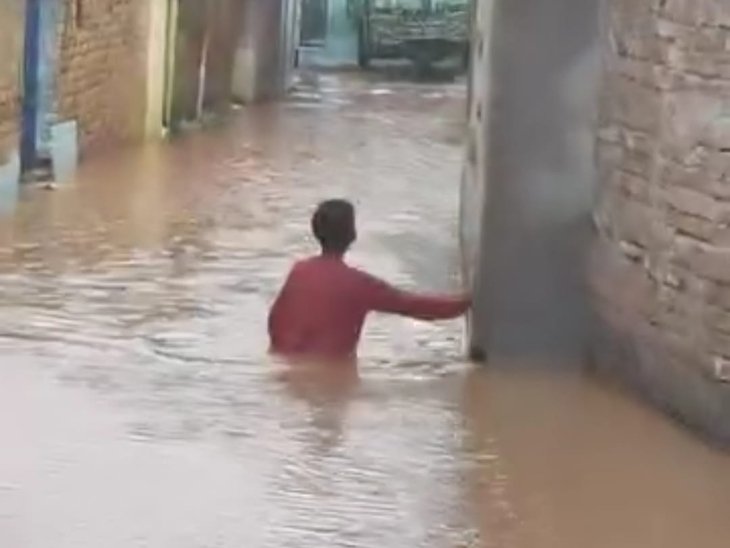 ग्वालियर में तेज बारिश से जलजमाव का कहर: जागृति नगर में कमर तक पानी, रॉक्सी अंडरब्रिज में फंसी कार