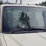 गीदम नगर में आधी रात पत्रकारों की गाड़ियों पर हमला, बाइक सवार ने चलती बाइक से किए पत्थर से वार