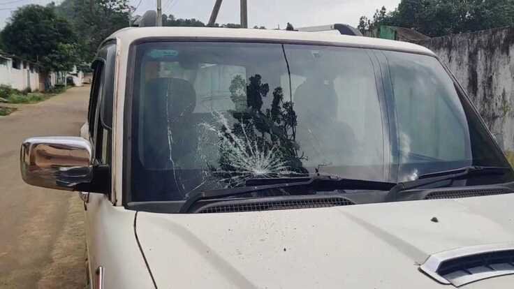 गीदम नगर में आधी रात पत्रकारों की गाड़ियों पर हमला, बाइक सवार ने चलती बाइक से किए पत्थर से वार