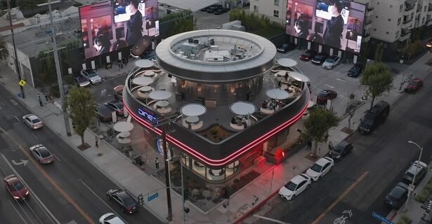 एलन मस्क का फ्यूचरिस्टिक टेस्ला डायनर: जब रेट्रो स्टाइल से टकराई आधुनिक तकनीक