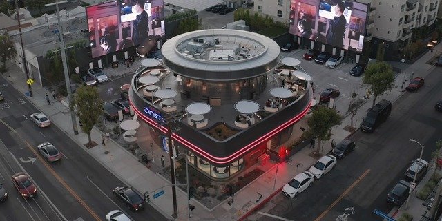 एलन मस्क का फ्यूचरिस्टिक टेस्ला डायनर: जब रेट्रो स्टाइल से टकराई आधुनिक तकनीक