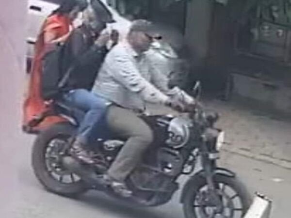 जैन मंदिर से लौट रही बुजुर्ग महिला से ठगी: फर्जी पुलिस बनकर सोने की चेन लूटी