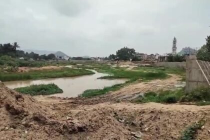 छत्तीसगढ़ के कांकेर जिले में दूध नदी के किनारे बाढ़ नियंत्रण के लिए बनाई जा रही रिटर्निंग वॉल का निर्माण कार्य अब भ्रष्टाचार और अनियमितताओं के कारण विवादों में घिर गया है। जहां जनता भारी बारिश से डरी हुई है, वहीं संबंधित ठेकेदार और अधिकारी भ्रष्टाचार में मस्त नजर आ रहे हैं। निर्माण में अनियमितता और भ्रष्टाचार के आरोप सूत्रों के अनुसार, कांकेर में दो साल से अधिक समय से रिटर्निंग वॉल और पाथवे का निर्माण कार्य चल रहा है, लेकिन इसमें कई तरह की गड़बड़ियों की चर्चा जोरों पर है: निर्माण की ड्राइंग और डिज़ाइन में मनमानी बदलाव निर्धारित मानकों की अनदेखी घटिया सामग्री का उपयोग ठेकेदार और अधिकारियों के बीच मिलीभगत जनता का आरोप है कि यह परियोजना सुरक्षा से ज्यादा भ्रष्टाचार का साधन बन गई है। छोटे व्यापारियों और गरीबों पर पड़ा असर रिटर्निंग वॉल निर्माण के लिए पुराना बस स्टैंड क्षेत्र में कई दुकानों और मकानों को तोड़ा गया, जिससे: सैकड़ों छोटे व्यवसायियों और मजदूरों का रोजगार छिन गया शासन की नजूल भूमि योजना के बावजूद लोगों को पुनर्वास नहीं मिला अवैध वसूली कर चहेते व्यापारियों को दुकानें दी गईं न्यायालय के निर्देशों की अवहेलना पूर्व नगर पालिका प्रशासन ने सुप्रीम कोर्ट के निर्देशों की अनदेखी करते हुए: तीन व्यावसायिक कॉम्प्लेक्स बनाए बिना अनुमति के शासकीय शौचालय को तोड़ा राजस्व हानि पहुंचाई गई लिखित शिकायतों को भी नजरअंदाज कर दिया गया, जिससे जनता का भरोसा टूटता जा रहा है। सिर्फ 35% कार्य पूरा, बारिश ने बढ़ाई चिंता हालात ये हैं कि: करीब ₹25 करोड़ की लागत से बनने वाला यह रिटर्निंग वॉल प्रोजेक्ट अब तक सिर्फ 30-35% ही पूरा हो पाया है मौसम विभाग ने भारी बारिश की चेतावनी दी है व्यापारी और नागरिक बाढ़ की आशंका से डरे हुए हैं रिटर्निंग वॉल की जगह पिचिंग का सुझाव विशेषज्ञों का कहना है कि: आमतौर पर नदी कटाव रोकने के लिए पिचिंग कार्य होता है, जो कम लागत में बेहतर होता रिटर्निंग वॉल से ज्यादा भ्रष्टाचार की गुंजाइश थी, इसलिए उसे चुना गया निष्कर्ष: विकास की आड़ में लूट कांकेर में दूध नदी पर बन रही रिटर्निंग वॉल एक जन-हितैषी योजना होनी चाहिए थी, लेकिन यह अब एक भ्रष्टाचार घोटाले की मिसाल बनती जा रही है। शासन-प्रशासन की लापरवाही और ठेकेदारों की चालाकी ने जनता की सुरक्षा को खतरे में डाल दिया है।