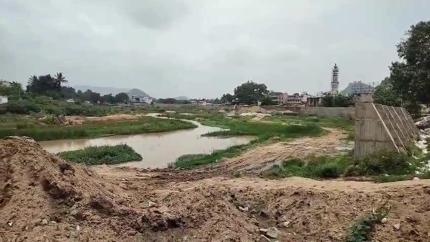 छत्तीसगढ़ के कांकेर जिले में दूध नदी के किनारे बाढ़ नियंत्रण के लिए बनाई जा रही रिटर्निंग वॉल का निर्माण कार्य अब भ्रष्टाचार और अनियमितताओं के कारण विवादों में घिर गया है। जहां जनता भारी बारिश से डरी हुई है, वहीं संबंधित ठेकेदार और अधिकारी भ्रष्टाचार में मस्त नजर आ रहे हैं। निर्माण में अनियमितता और भ्रष्टाचार के आरोप सूत्रों के अनुसार, कांकेर में दो साल से अधिक समय से रिटर्निंग वॉल और पाथवे का निर्माण कार्य चल रहा है, लेकिन इसमें कई तरह की गड़बड़ियों की चर्चा जोरों पर है: निर्माण की ड्राइंग और डिज़ाइन में मनमानी बदलाव निर्धारित मानकों की अनदेखी घटिया सामग्री का उपयोग ठेकेदार और अधिकारियों के बीच मिलीभगत जनता का आरोप है कि यह परियोजना सुरक्षा से ज्यादा भ्रष्टाचार का साधन बन गई है। छोटे व्यापारियों और गरीबों पर पड़ा असर रिटर्निंग वॉल निर्माण के लिए पुराना बस स्टैंड क्षेत्र में कई दुकानों और मकानों को तोड़ा गया, जिससे: सैकड़ों छोटे व्यवसायियों और मजदूरों का रोजगार छिन गया शासन की नजूल भूमि योजना के बावजूद लोगों को पुनर्वास नहीं मिला अवैध वसूली कर चहेते व्यापारियों को दुकानें दी गईं न्यायालय के निर्देशों की अवहेलना पूर्व नगर पालिका प्रशासन ने सुप्रीम कोर्ट के निर्देशों की अनदेखी करते हुए: तीन व्यावसायिक कॉम्प्लेक्स बनाए बिना अनुमति के शासकीय शौचालय को तोड़ा राजस्व हानि पहुंचाई गई लिखित शिकायतों को भी नजरअंदाज कर दिया गया, जिससे जनता का भरोसा टूटता जा रहा है। सिर्फ 35% कार्य पूरा, बारिश ने बढ़ाई चिंता हालात ये हैं कि: करीब ₹25 करोड़ की लागत से बनने वाला यह रिटर्निंग वॉल प्रोजेक्ट अब तक सिर्फ 30-35% ही पूरा हो पाया है मौसम विभाग ने भारी बारिश की चेतावनी दी है व्यापारी और नागरिक बाढ़ की आशंका से डरे हुए हैं रिटर्निंग वॉल की जगह पिचिंग का सुझाव विशेषज्ञों का कहना है कि: आमतौर पर नदी कटाव रोकने के लिए पिचिंग कार्य होता है, जो कम लागत में बेहतर होता रिटर्निंग वॉल से ज्यादा भ्रष्टाचार की गुंजाइश थी, इसलिए उसे चुना गया निष्कर्ष: विकास की आड़ में लूट कांकेर में दूध नदी पर बन रही रिटर्निंग वॉल एक जन-हितैषी योजना होनी चाहिए थी, लेकिन यह अब एक भ्रष्टाचार घोटाले की मिसाल बनती जा रही है। शासन-प्रशासन की लापरवाही और ठेकेदारों की चालाकी ने जनता की सुरक्षा को खतरे में डाल दिया है।