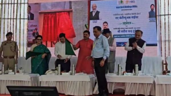 Korea: Minister of State for Coal Satish Chandra Dubey accorded a grand welcome at Charcha Mines