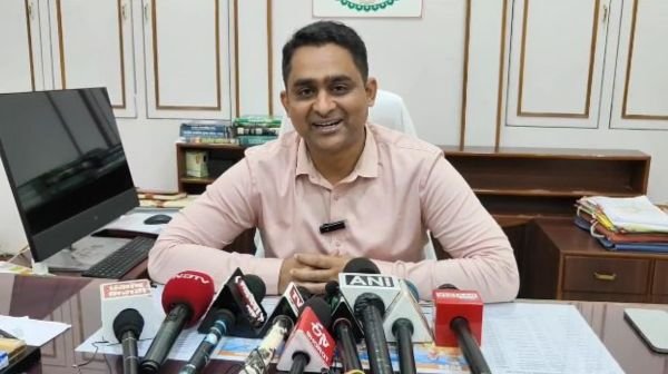 A snake entered the Dhamtari DFO office, the forest department rescued it