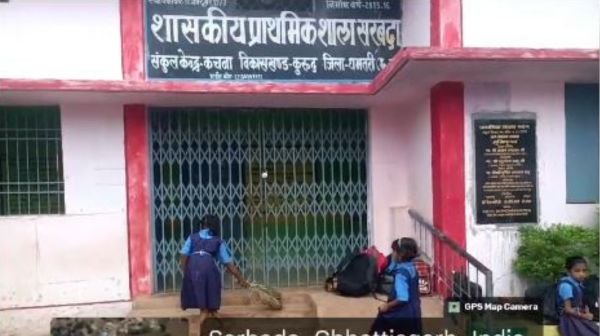 Dhamtari: Students cleaning the school, video goes viral