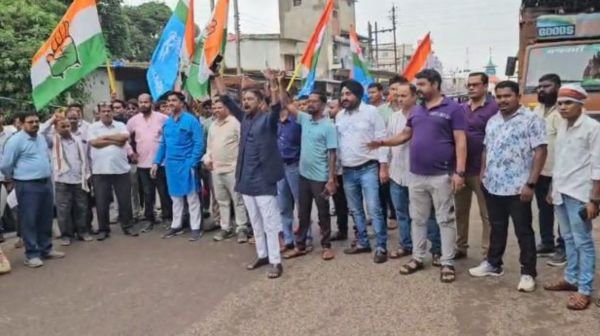 Bhanupratappur: Congress blockade over shortage of DAP fertilizer