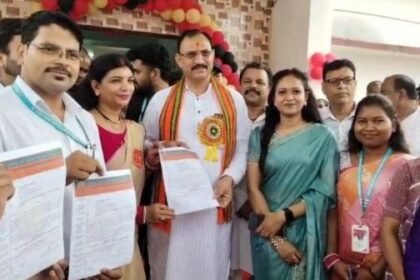Teachers of Swami Atmanand Vidyalaya submitted a memorandum to the Health Minister demanding regularization