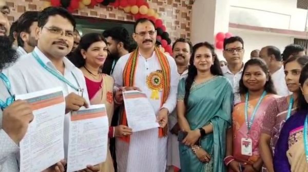 Teachers of Swami Atmanand Vidyalaya submitted a memorandum to the Health Minister demanding regularization