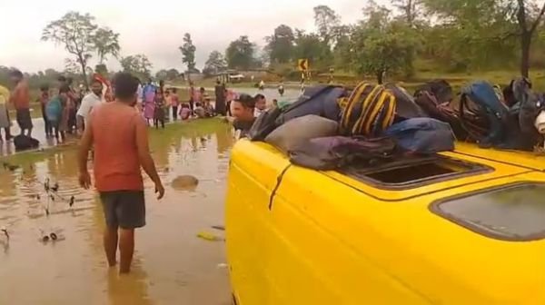 School van accident: Van full of children overturned in Surajpur, all children safe